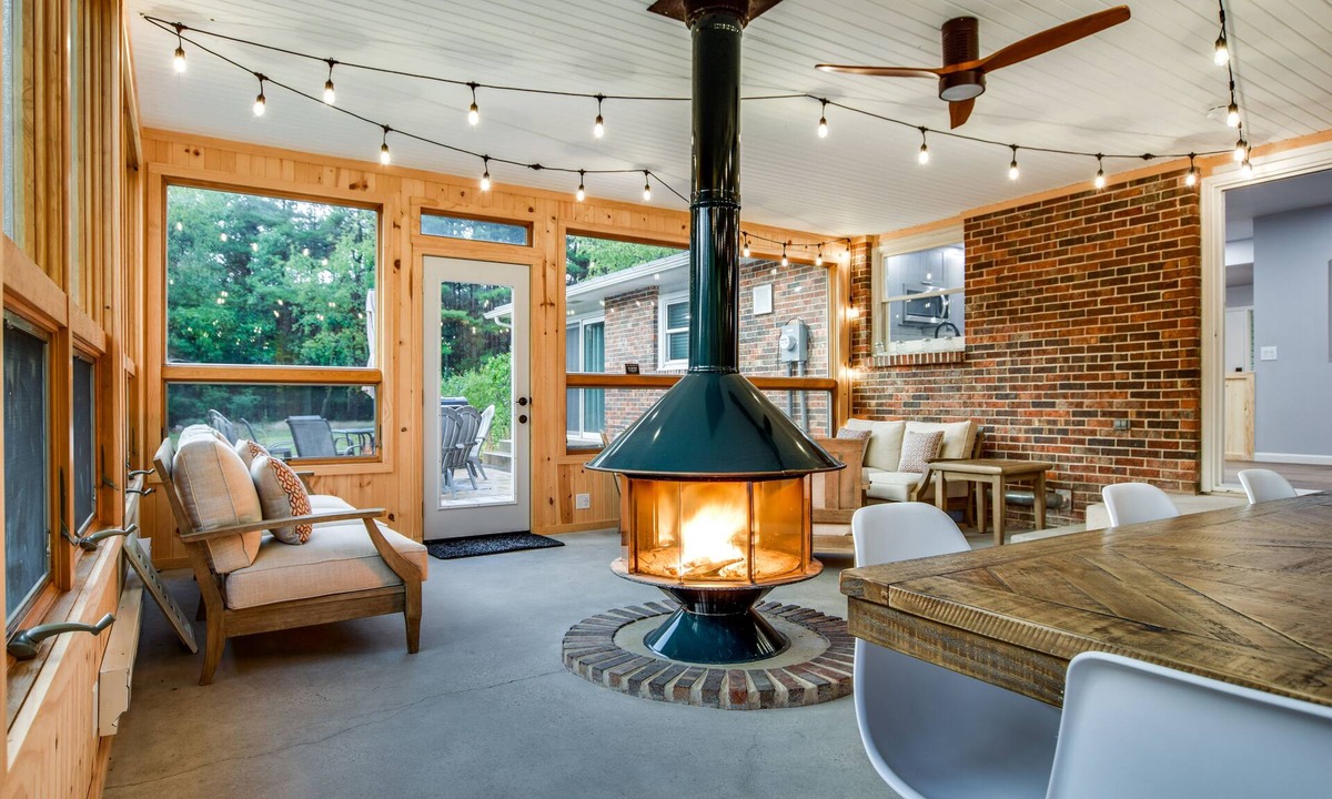 Baraboo House | Fire Pit! Patio! Game Room! Hot Tub! Sun Room! Minutes to Baraboo & Dells
