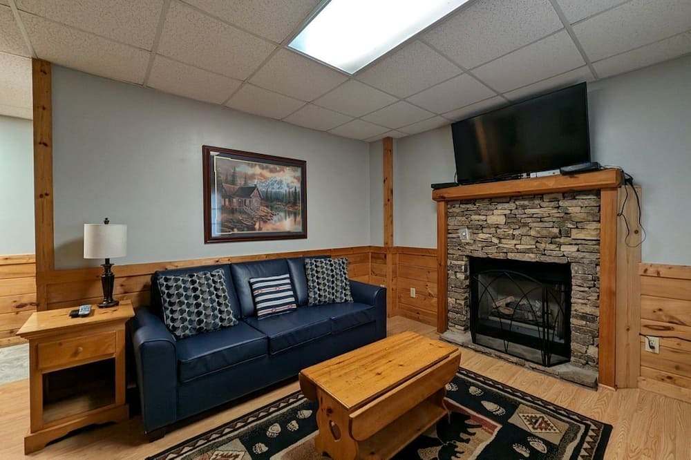 Pigeon Forge Cabin | Impressive Secluded Cabin with Fireplace, Hot-tub and Games in Pigeon Forge, Tennessee