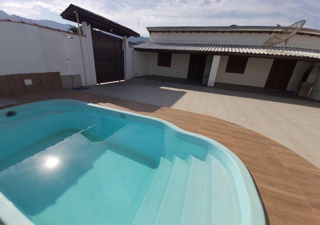 Maranduba Ski Chalet | Maranduba Chalé Marbela 6-A — 1 Quarto, Piscina, 3 Quadras do Mar