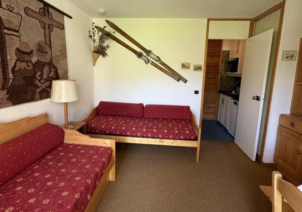 Belle Plagne Apartment | Résidence Pierre De Soleil - Studio fonctionnel · Skis aux pieds MAE-3800