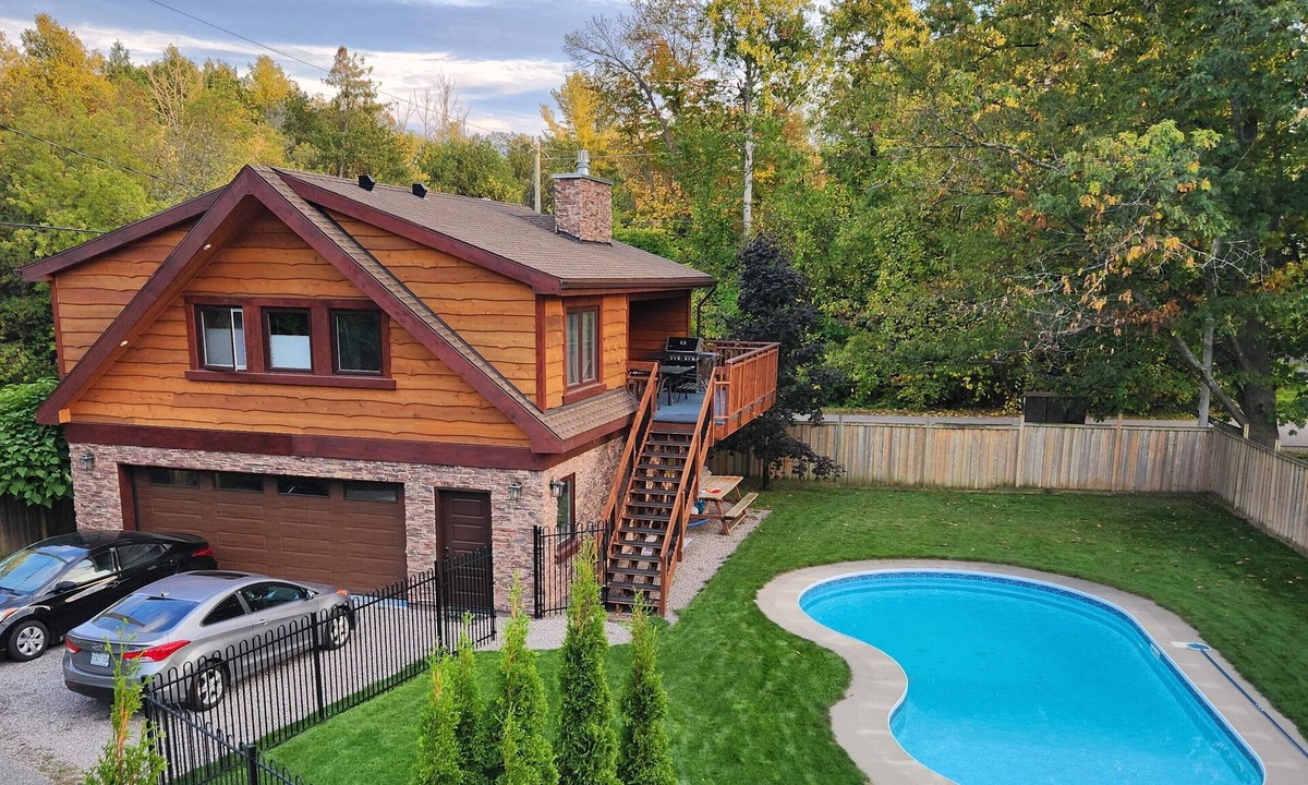 Barrie Ski Chalet | Rustic luxury chalet with fenced yard and pool, walk to beach and playground