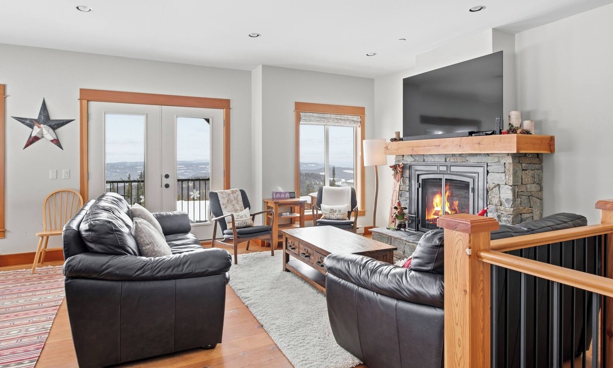 Silver Star Mountain House | Upscale Ski In/Out Duplex on The Ridge with Garage, Private Hot Tub, laundry