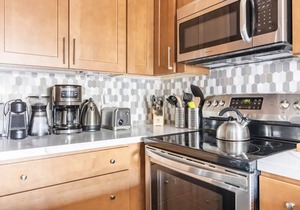 Slopeside remodeled mountain cabin ski in ski out! in Mammoth Lakes