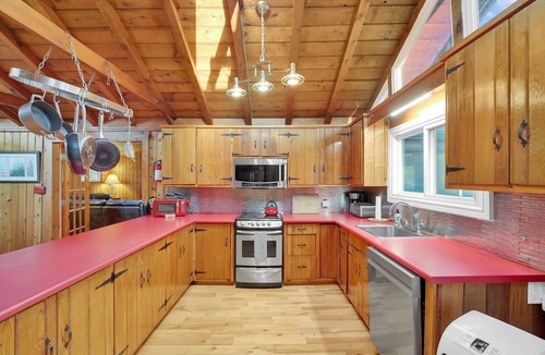 Fort Erie House | Beautiful Family Cottage Near the Water!