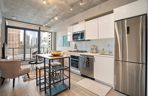 Connaught Apartment | Downtown Condo with Rooftop Pool