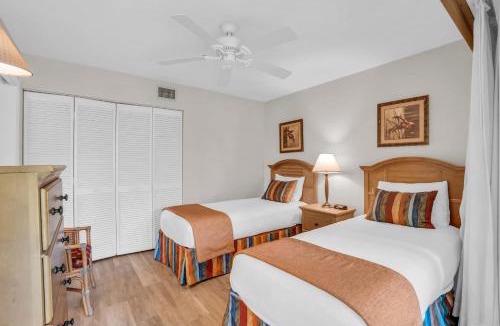 Park Shore House | End Unit with Private Views