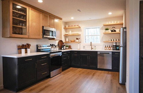 Jim Thorpe Ski Chalet | Family Retreat: 5 bedroom modern chalet with hot tub, games, & close to skiing!