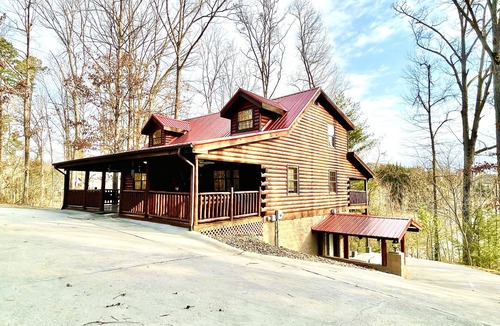Pigeon Forge Cabin | Location! Country Charm Lodge - Hot tub - Game room - Large Porch- Picnic Area
