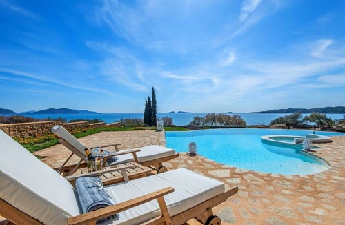 Kilada Villa | WATERFRONT VILLA DIAMOND WITH DIRECT ACCESS TO THE BEACH & PRIVATE INFINITY POOL