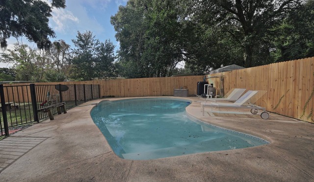 3 Bdrm 2 Bath Pool home close to everything in Jacksonville