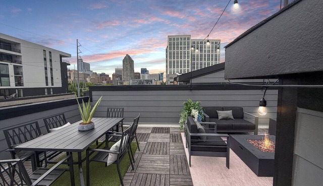 3BR Luxury & Downtown - Roof Top Deck! Sleeps 8 in Raleigh
