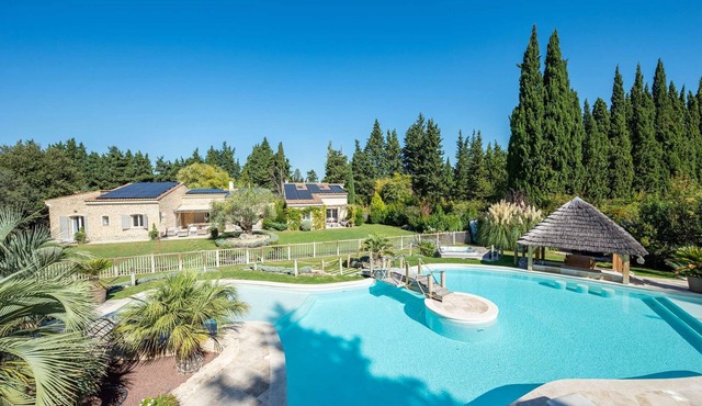 A comfortable property enjoying a view of the Alpilles mountain range - Sleeps 10 in ORGON