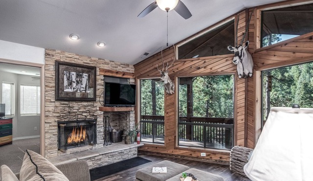 A River Runs Through It, 4 Bedroom, Hot Tub, AC, Wooded, 4 TVs, Pets Allowed in Ruidoso