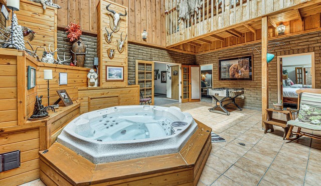 Alto Mtn Retreat on 8 Acres w/Indoor Hot Tub in Alto