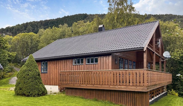 Amazing home in Midsund with WiFi in Midsund