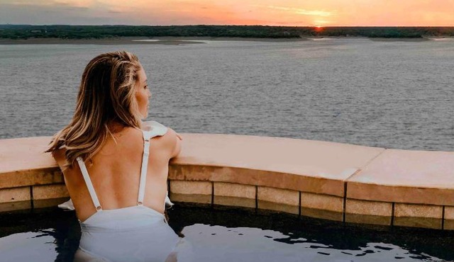 AustinTeton's Sunset Cliff Resort on Lake Travis - PRIVATE WEDDING, EVENT, HEATED POOL, BOAT DOCK in Austin