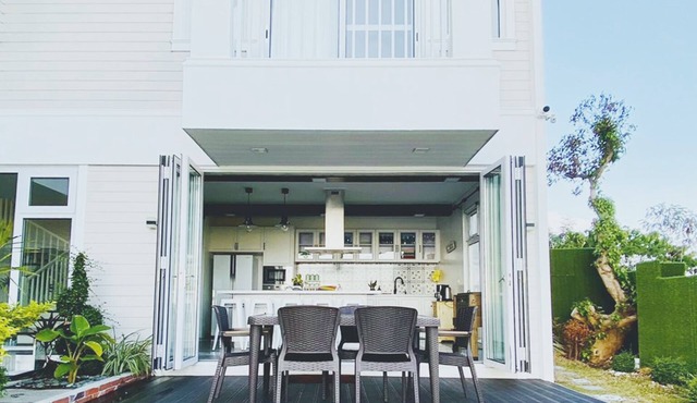 Beach Front Villa 4 Bedroom w/Private pool in Nasugbu