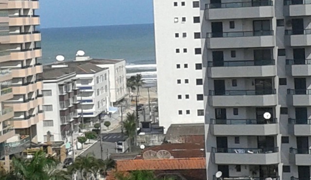 Beautiful apartment for 7 people with en-suite bathroom, balcony, safety netting, garage, Wi-Fi and beach kit. in Praia Grande
