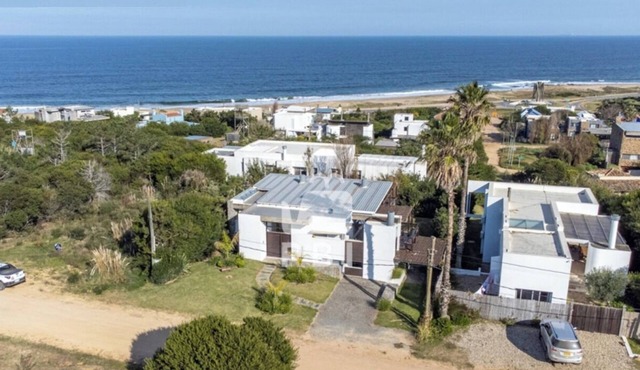 Best Villa in Manantiales (Punta del Este) with Maid! in El Chorro