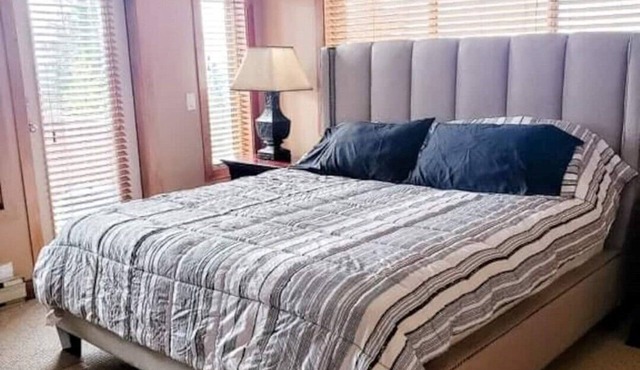 Big White Beauty! Sleeps 10. Ski in/Ski out Chalet with Private Hot Tub. in Beaverdell