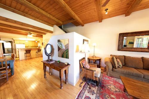 Blue Iguana Inn in Ojai