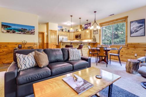 Boulders Truckee Condo Near Donner Lake + Skiing! in Truckee