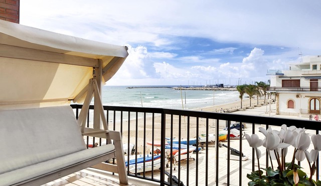 Bright apartment overlooking the beach and direct access to the sea in Marina di Ragusa