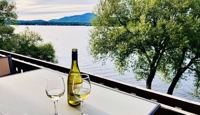 Bright lakeside condo in Magog
