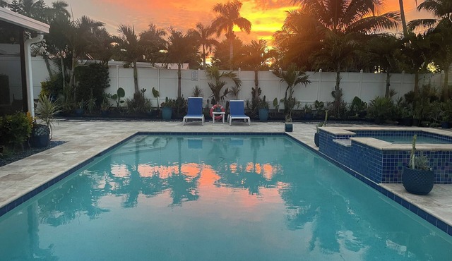 BY THE BEACH WITH A POOL! PRIVATE GUEST STUDIO APT. WITH A FULL KITCHEN & BATH! in Naples
