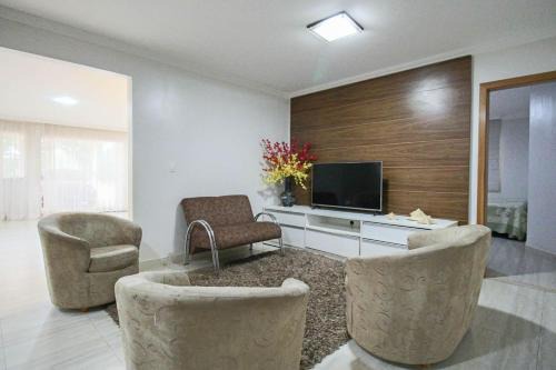 Casa com Piscina e Churrasqueira em Taguatinga in Taguatinga