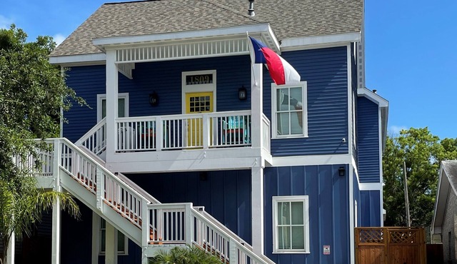 Centrally located historic home with so much to do you will never want to leave! in Galveston