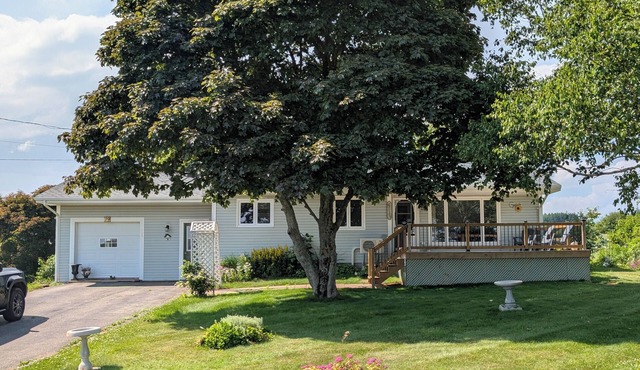 Charming 3-bedroom Home w/WiFi, AC in Adorable Hampton-Victoria by the Sea in Crapaud