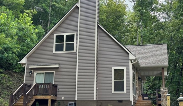 Charming 3-bedroom house in Robbinsville with AC, WiFi, Hot Tub, Fire Pit in Robbinsville