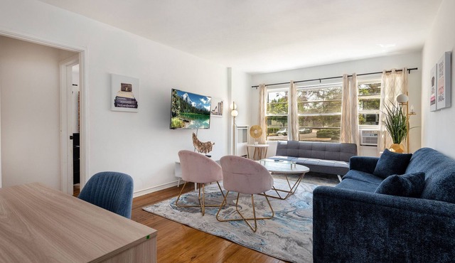Charming and Elegant 1BR Apt. w/ Hot Tub in Beverly Hills