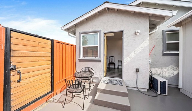 Charming bungalow with AC and WiFi in brilliant San Jose in San Jose