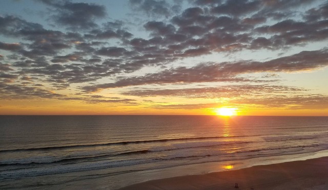 Charming Direct Ocean, Pool, and Beach front Condo, 2 bath, sleeps 4 in Daytona Beach