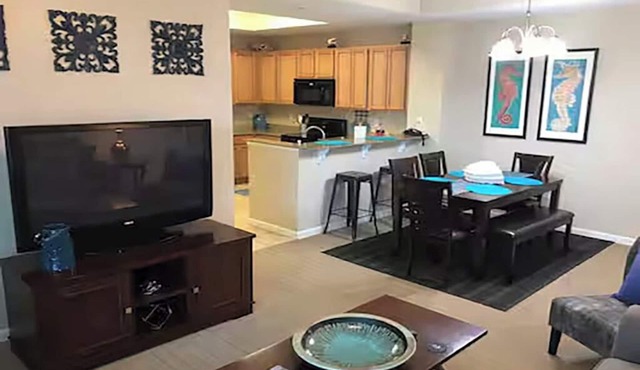 Charming poolside 2-bedroom condo w/gym, hot tub and steps from Destin Fun! in Destin