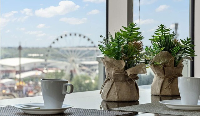 Chic 2BR Condo in Vibrant Downtown Calgary in Calgary