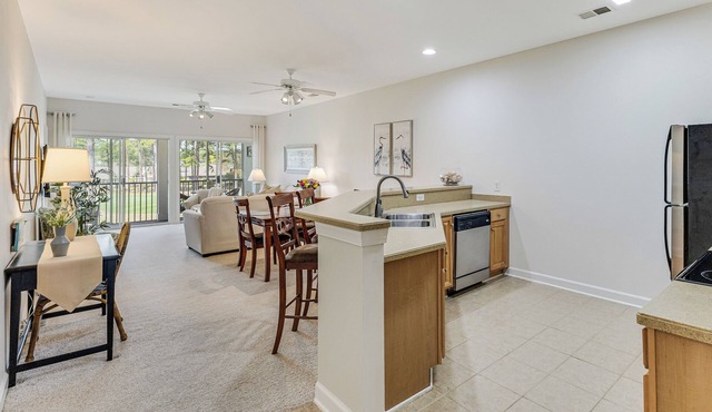 Condo in Sea Trail, GREAT GOLF view, Restaurants on site, pool at the complex. in Sunset Beach