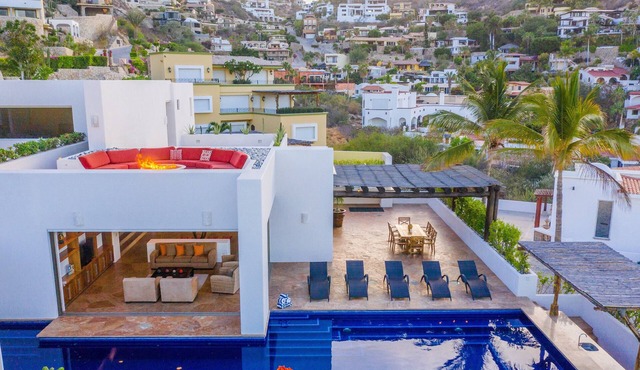 Contemporary, clean, spacious ocean view villa, huge pool, 2 blocks from Marina