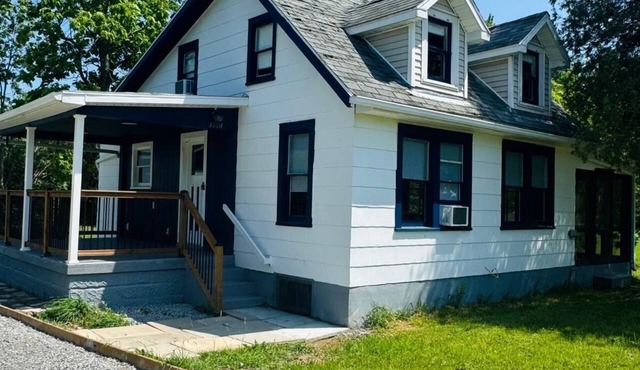 Cottage by Niagara River in Fort Erie