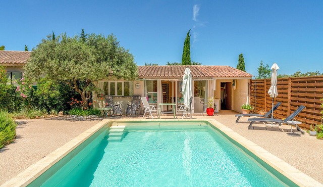 Cottage 'La Petite Cadenelle' with Private Pool, Wi-Fi and Air Conditioning in Eygalières