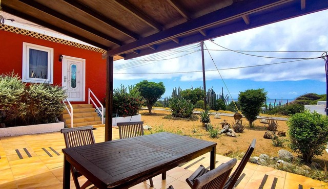 Cottage with Ocean view at walking distance from popular beaches, Sero Colorado in San Nicolas