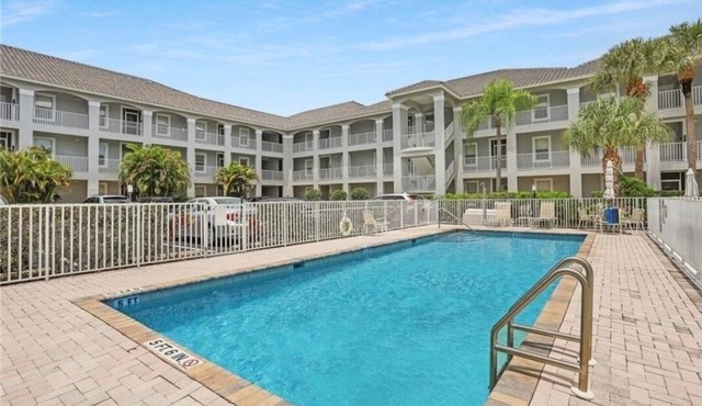 Cozy and spacious 3/2 condo. Family friendly. 3 Mins to the beach. Dog friendly in Naples