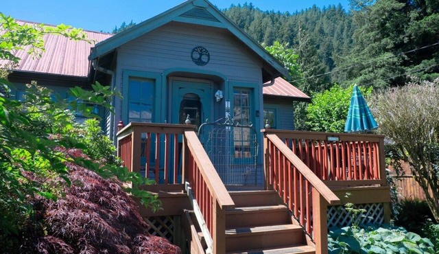 Cozy Harrison Cottage by the Lake in Harrison Hot Springs