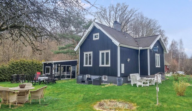 Cozy home in Floda with WiFi in Floda