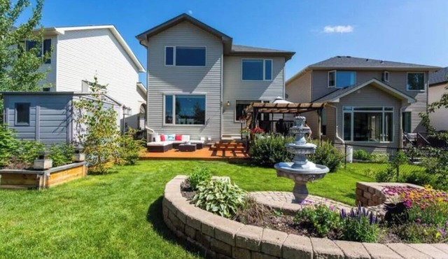 Cozy & Luxurious Ridge Home - Pet Friendly in Cochrane