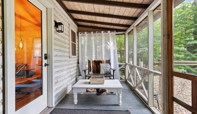 Cozy Pocono Bungalow | BBQ | Pets OK! in Pocono Pines