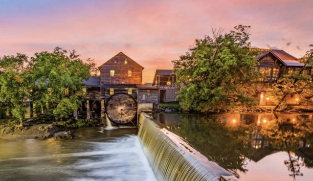 Dollywood fireworks view private pool spa sauna gym arcade! Walk to Dollywood! in Pigeon Forge
