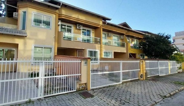 DUPLEX TOWNHOUSE - 2 BEDROOMS CENTER OF BOMBINHAS in Centro Bombinhas